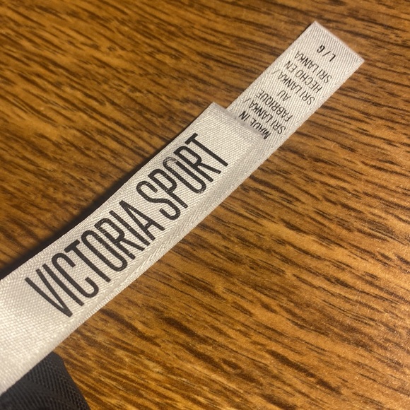 Victoria’s Secret Black Cut Out Sports Bra. Size large - Picture 3 of 3